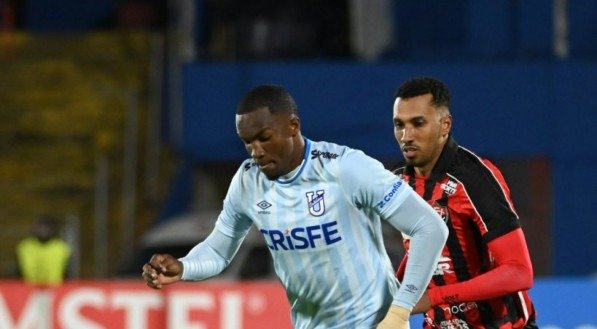 Falha bizarra do arqueiro rubro-negro acabou com as chances de classificação