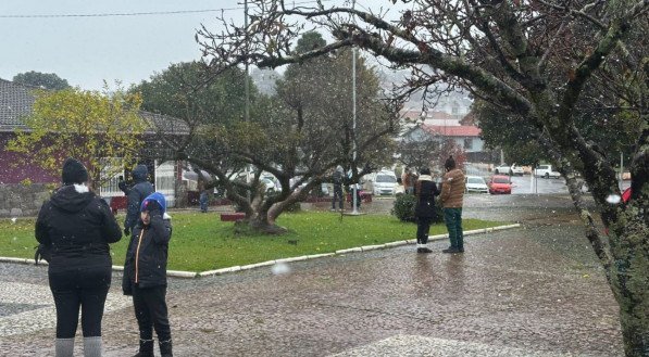 Registro da primeira neve do ano em Santa Catarina