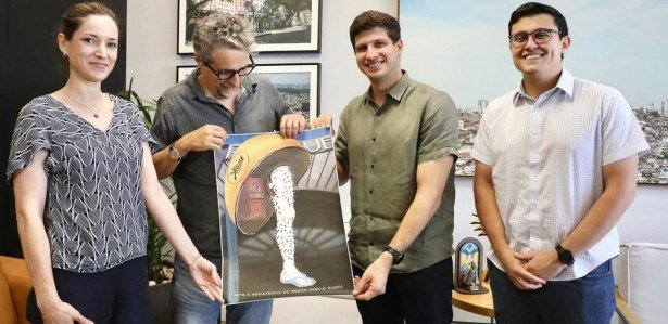 Kleber Mendonça Filho e a produtora Emile Lesclaux foram recebidos por João Campos, nesta quinta-feira (29), na Prefeitura do Recife