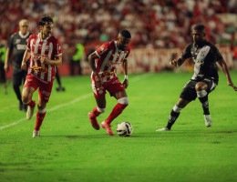 Lance do jogo entre NÃ¡utico x Ponte Preta na Ãºltima rodada da SÃ©rie C