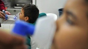 Crian&ccedil;a fazendo uso de nebulizador