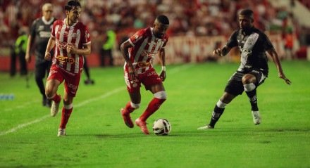 Lance do jogo entre NÃ¡utico x Ponte Preta na Ãºltima rodada da SÃ©rie C
