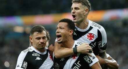 Vegetti abraça João Victor após gol pelo Vasco da Gama