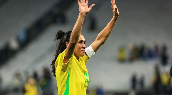 Marta, novamente, com a camisa da Seleção Brasileira Feminina
