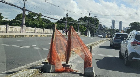 Voz do Leitor, 01/06: Cratera retém trânsito na Imbiribeira