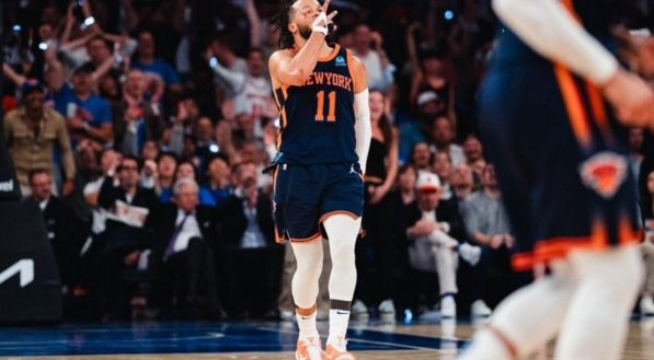 Com uma atuação dominante e inspirada de Jalen Brunson, o New York Knicks manteve viva a esperança de avançar nos playoffs da NBA. A equipe nova-iorquina venceu o Indiana Pacers por 111 a 94 no Madison Square Garden e reduziu a desvantagem na série, que agora vai para o jogo 6, marcado para sábado (31), [&amp;#8230;]