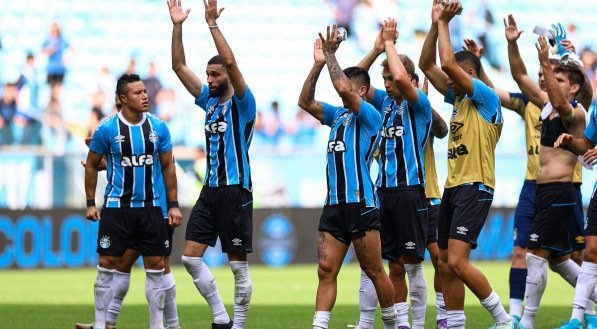 Jogadores do Grêmio saúdam a torcida