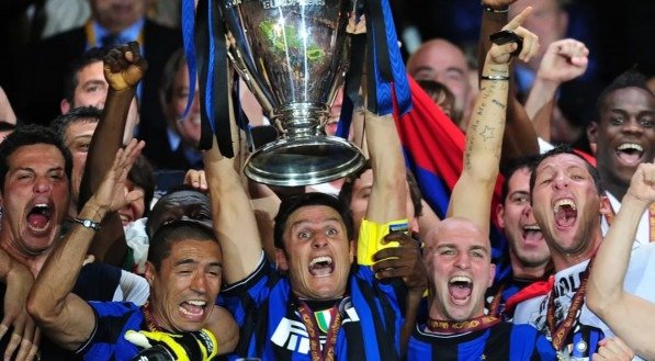 Javier Zanetti erguendo a taça da Champions League 2009/10