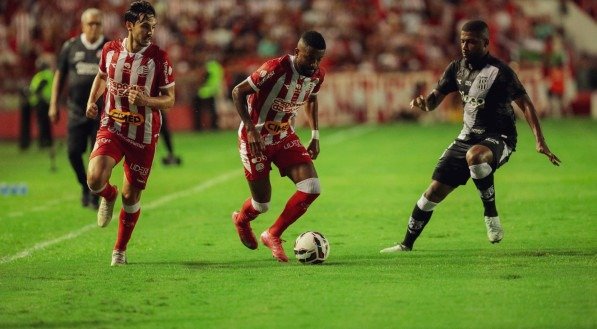 Lance do jogo entre Náutico x Ponte Preta na última rodada da Série C