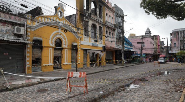 Duas semanas após incêndio, comerciantes do Centro do Recife sofrem com incerteza de quando poderão voltar a trabalhar