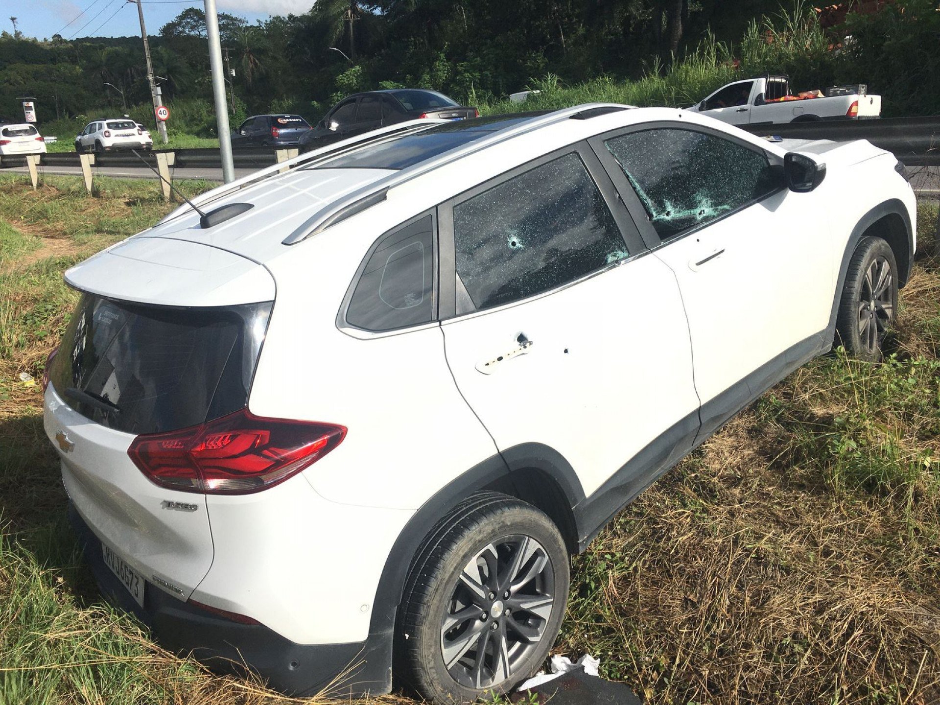 O carro foi atingido por pelo menos dez disparos