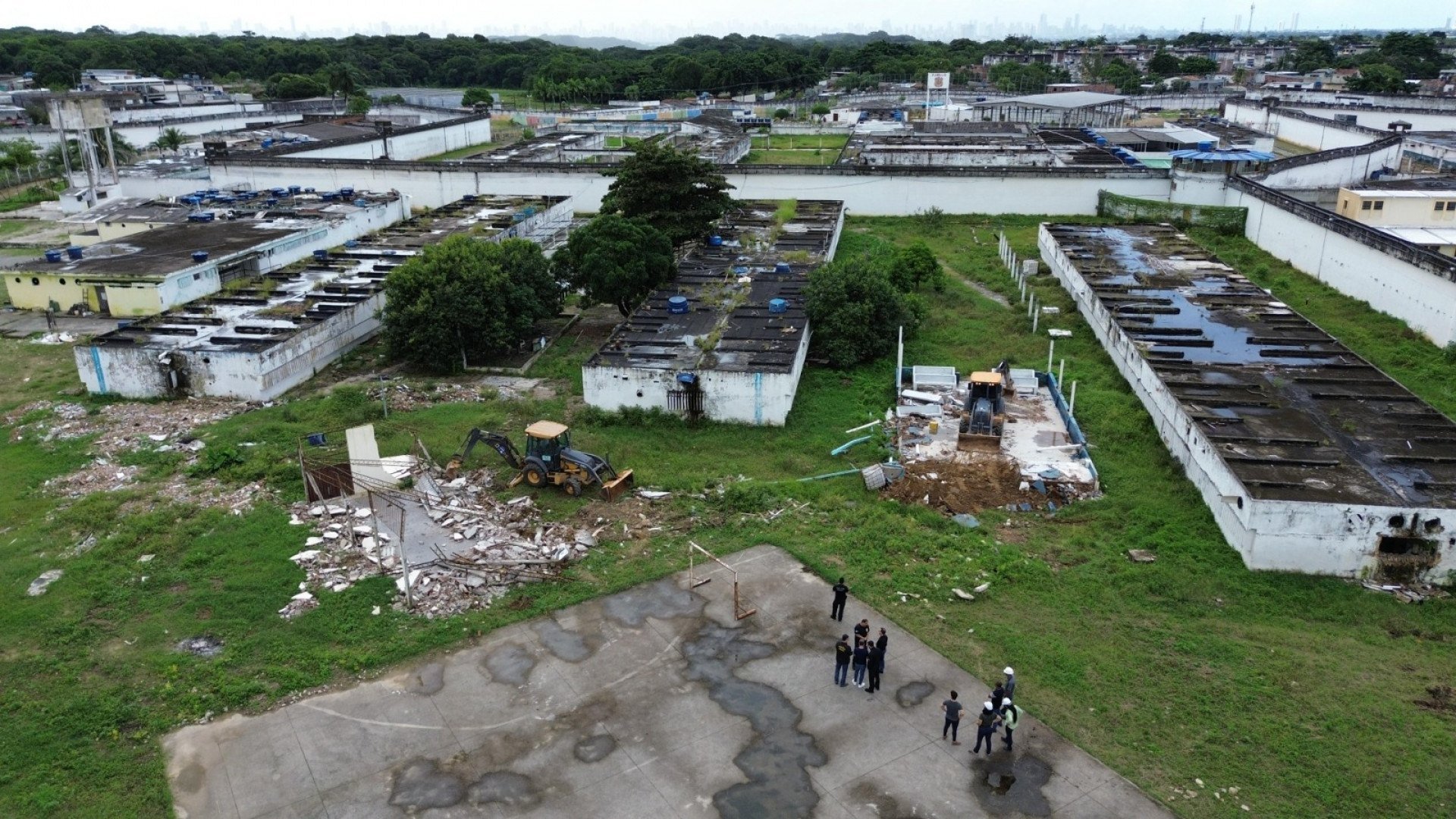 Após remoção de presos, começa demolição de presídio do Complexo do Curado, no Recife