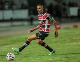 Thiago Galhardo em ação pelo Santa Cruz no Arruda