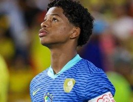 Zé Lucas em campo com a camisa da Seleção Brasileira e a braçadeira de capitão da equipe sub-17
