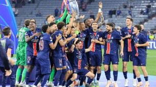 Marquinhos e os jogadores do PSG, comemoram o título após a partida entre PSG e Inter de Milão, pela Final da UEFA Champions League 2024/2025, na Allianz Arena neste sábado 31.