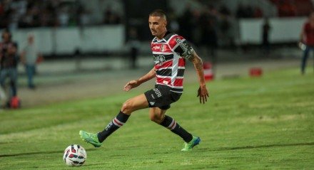 Thiago Galhardo em ação pelo Santa Cruz no Arruda