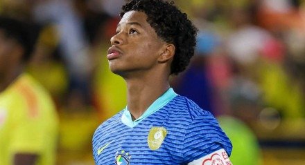 Zé Lucas em campo com a camisa da Seleção Brasileira e a braçadeira de capitão da equipe sub-17