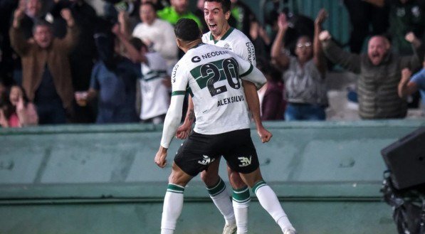 Alex Silva e De Pena marcaram os gols da vitória do Coxa no Couto Pereira