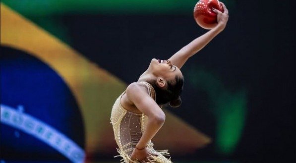 O Brasil brilhou mais uma vez no tapete do Campeonato Pan-Americano Adulto de Ginástica Rítmica, que está sendo disputado em Assunção, no Paraguai. Bárbara Domingos, finalista olímpica em Tóquio, fez sua estreia na competição com uma apresentação de tirar o fôlego no aparelho arco. Ao som da trilha de “O Rei Leão”, a ginasta brasileira [&amp;#8230;]