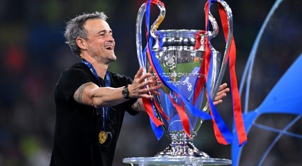 O técnico Luis Enrique vibrou ao vencer a UEFA Champions League com o PSG.