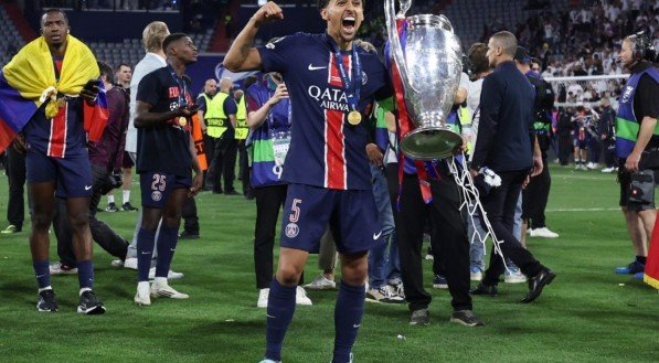 Marquinhos conquistou o maior título da carreira neste sábado (31).