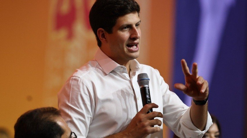 João Campos discursa no Congresso Nacional do PSB, que o oficializará como presidente nacional do partido