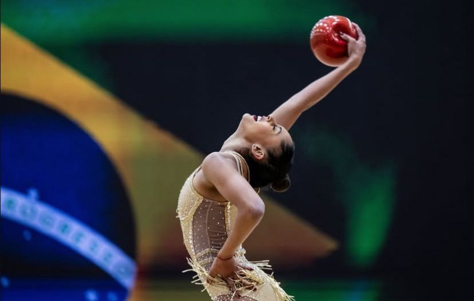 Bárbara Domingos encanta no Pan de Ginástica Rítmica e garante nota alta no arco
