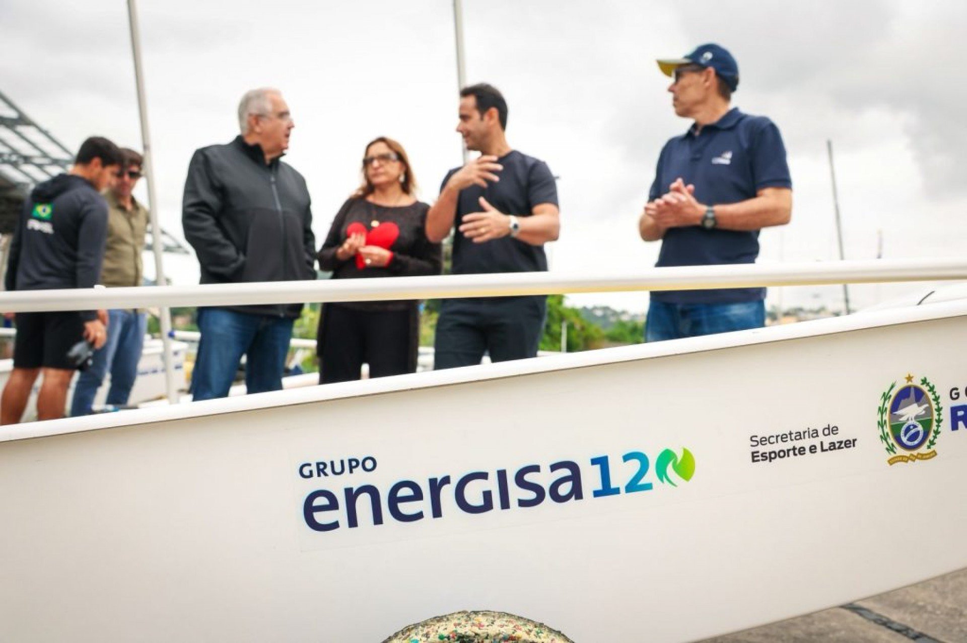 Jovens velejadores recebem novos barcos para incentivar alto rendimento no esporte