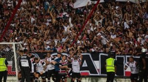Jogadores do Santa Cruz em comemora&ccedil;&atilde;o com torcida no Arruda