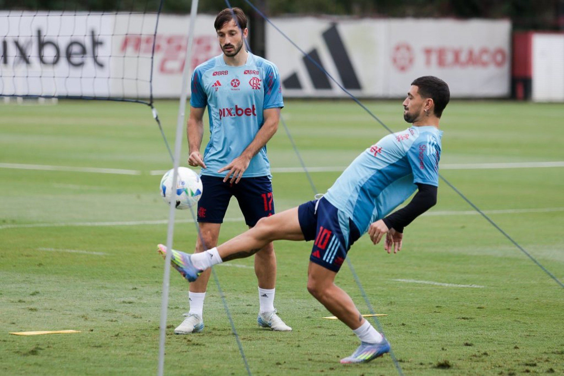 Ele está de volta! Viña reforça o Flamengo após quase um ano fora