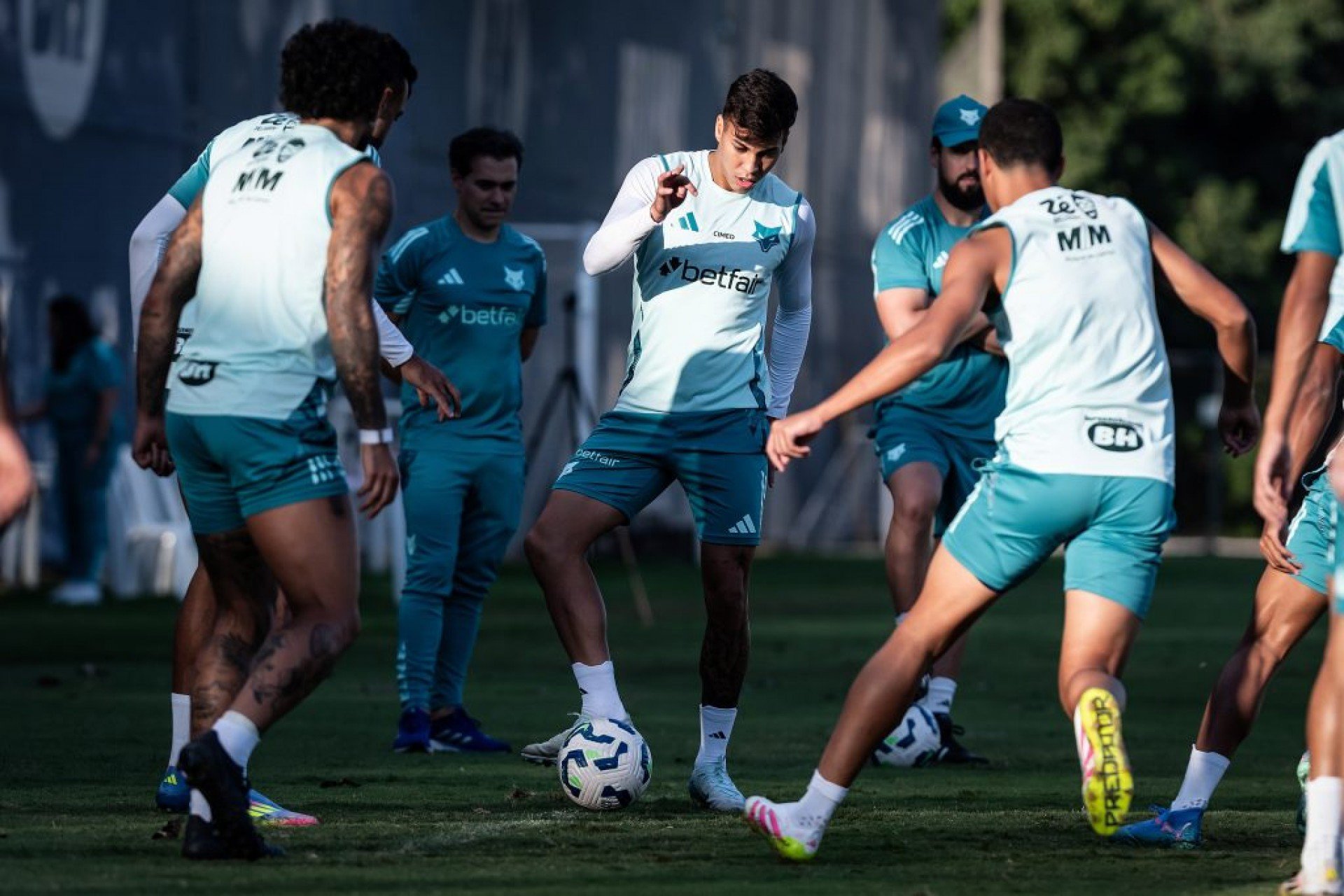 Cruzeiro e Palmeiras se enfrentam no Mineirão em disputa direta pela liderança do Brasileirão