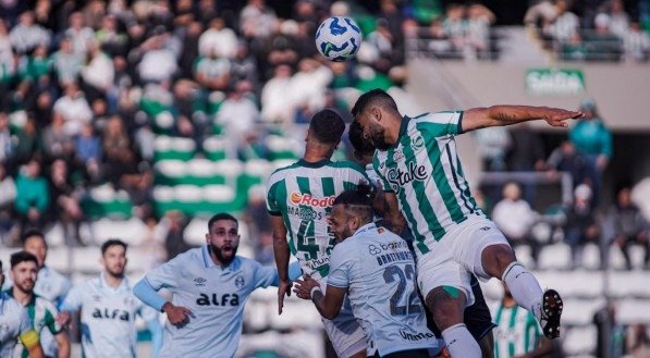 Tricolor gaúcho faz dois gols no primeiro tempo e garante mais três pontos no Campeonato Brasileiro