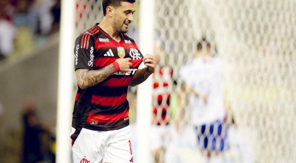 Rubro-negro goleia no Maracanã e agora conta com tropeço do Palmeiras para assumir a ponta do campeonato