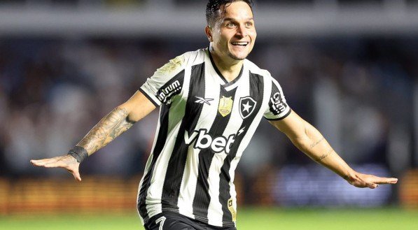 Autor do gol, Artur comemorou o primeiro triunfo do Glorioso como visitante na competição, além de celebrar seu primeiro gol fora de casa com a camisa alvinegra