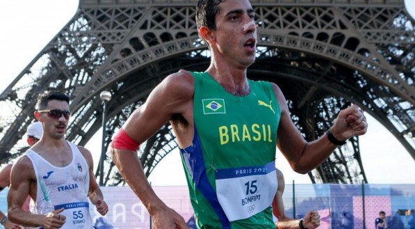 O brasileiro Caio Bonfim voltou a brilhar nas pistas. Neste domingo (1º), o atleta conquistou a medalha de prata na etapa de Madrid do Circuito Mundial de marcha atlética. Na disputa dos 10 km, ele cruzou a linha de chegada em 38min56s, apenas cinco segundos atrás do japonês Toshikazu Yamanishi, atual recordista mundial e vencedor [&amp;#8230;]