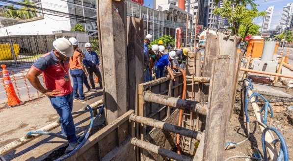 Obra de esgoto interdita trechos em avenida de Boa Viagem