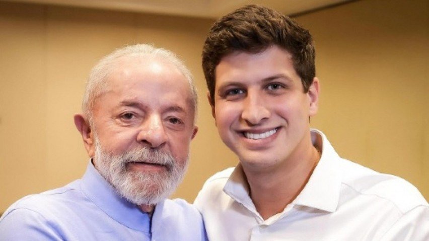 "Que honra ter o presidente Lula neste momento tão especial, com a nossa eleição para Presidência Nacional do PSB", escreveu João Campos em suas redes sociais