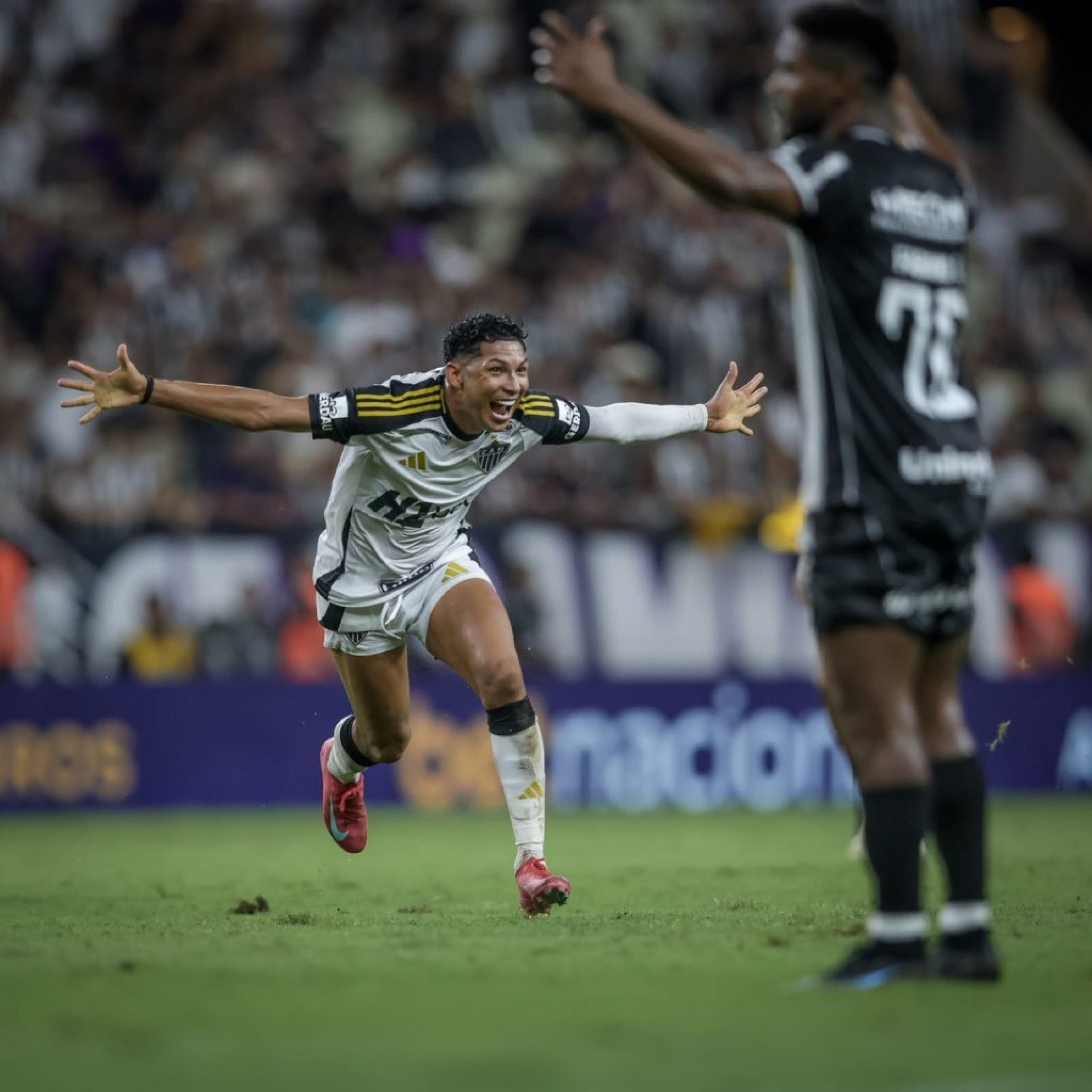 Galo vence o Ceará no Castelão com golaço de Rony e sobe na tabela do Brasileirão