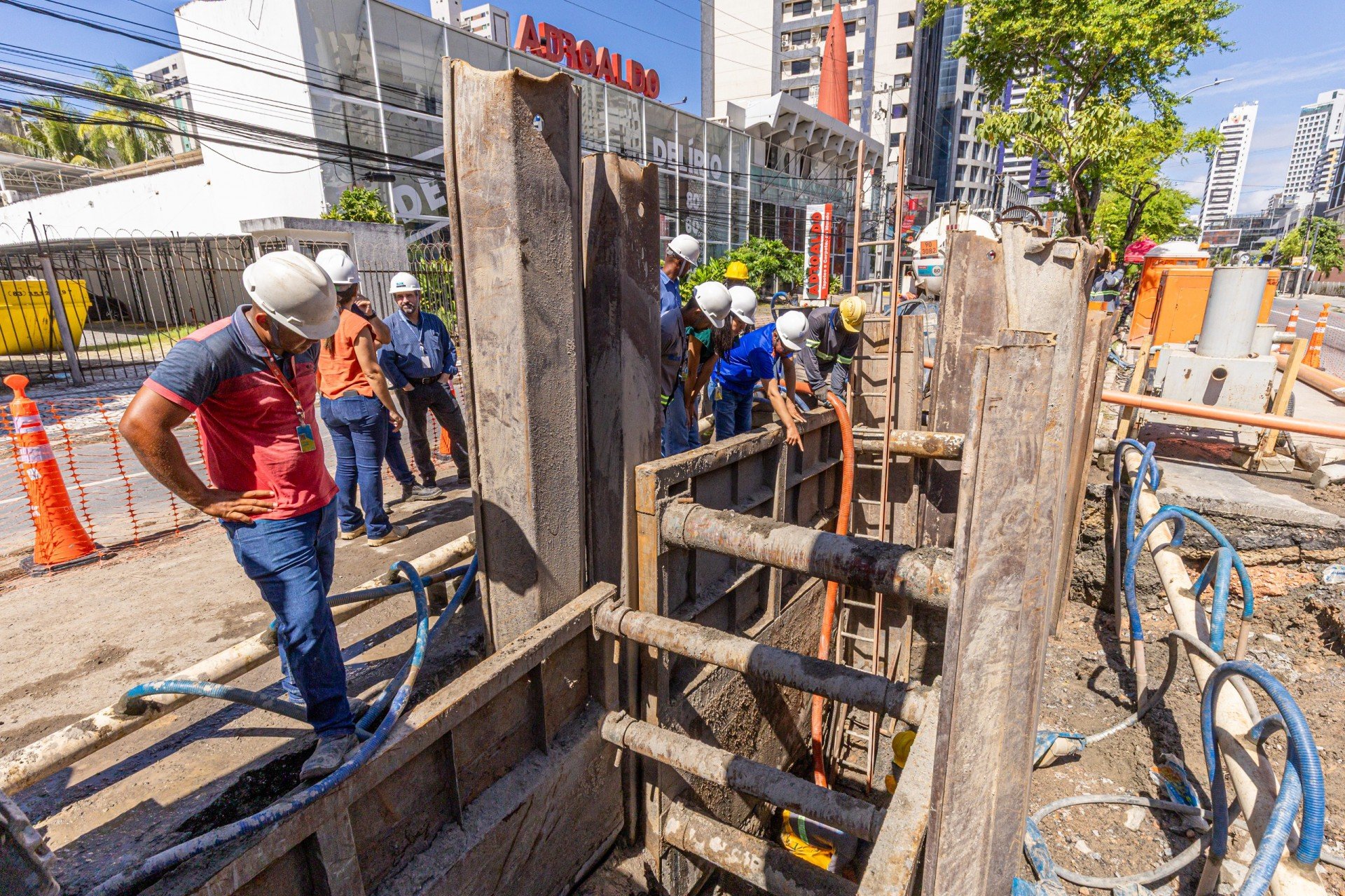 Obra de esgoto interdita trechos em avenida de Boa Viagem