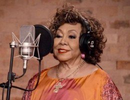 Imagem da cantora Alcione.
