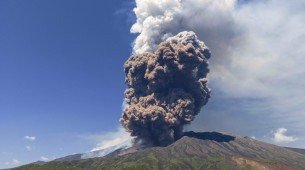Fumaça sai do vulcão Etna, na Itália, nesta segunda-feira (2)