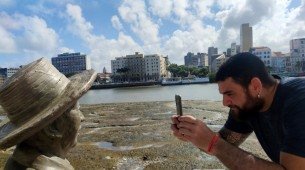 Imagem do projeto Circuito Digital da Poesia, de Vladimir Barros, com estátuas do Recife