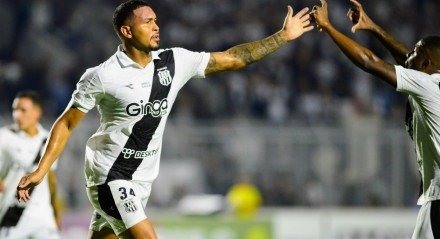 Imagem de jogador da Ponte Preta comemorando