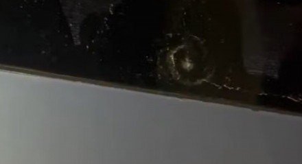 Vidro de ônibus atingido do Ferroviário por pedradas no Recife