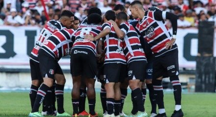 Jogadores do Santa Cruz em conversa antes de jogo na Série D