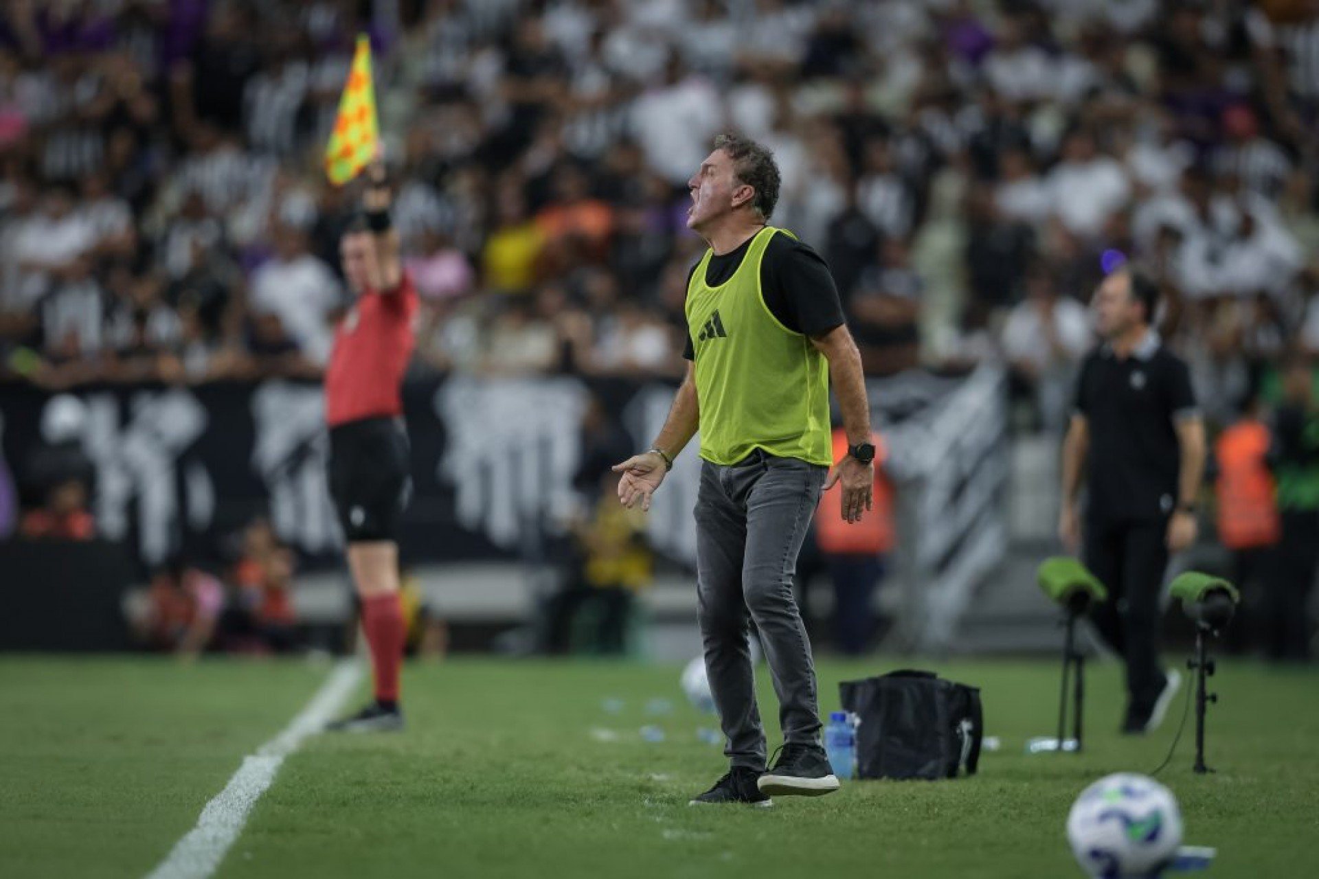 Léo Condé lamenta gol sofrido pelo Ceará em derrota: “Momento em que estávamos bem”