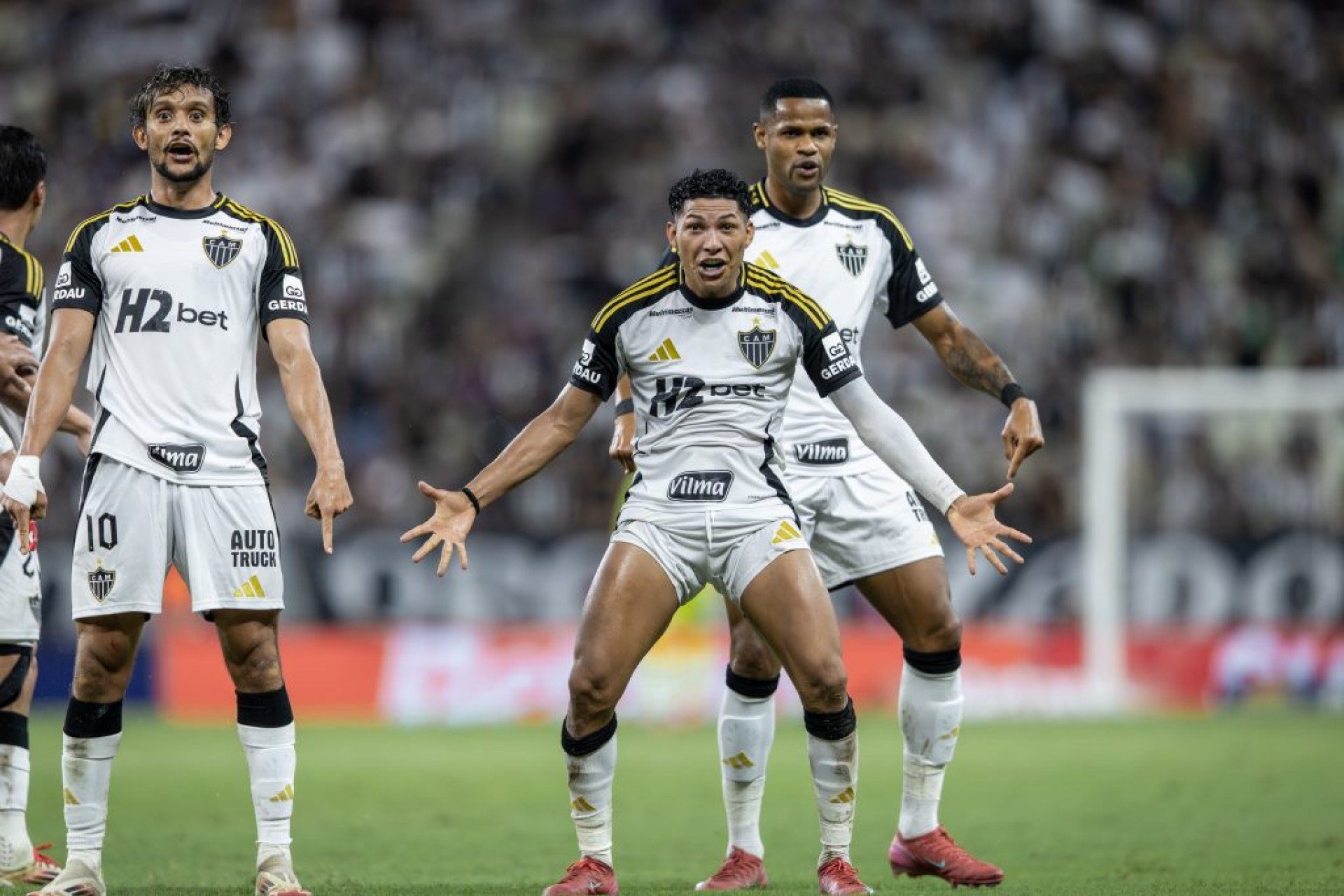 Rony celebra gol marcado que deu a vitória ao Atlético-MG no campeonato Brasileiro: ‘a resposta a gente dá dentro de campo’