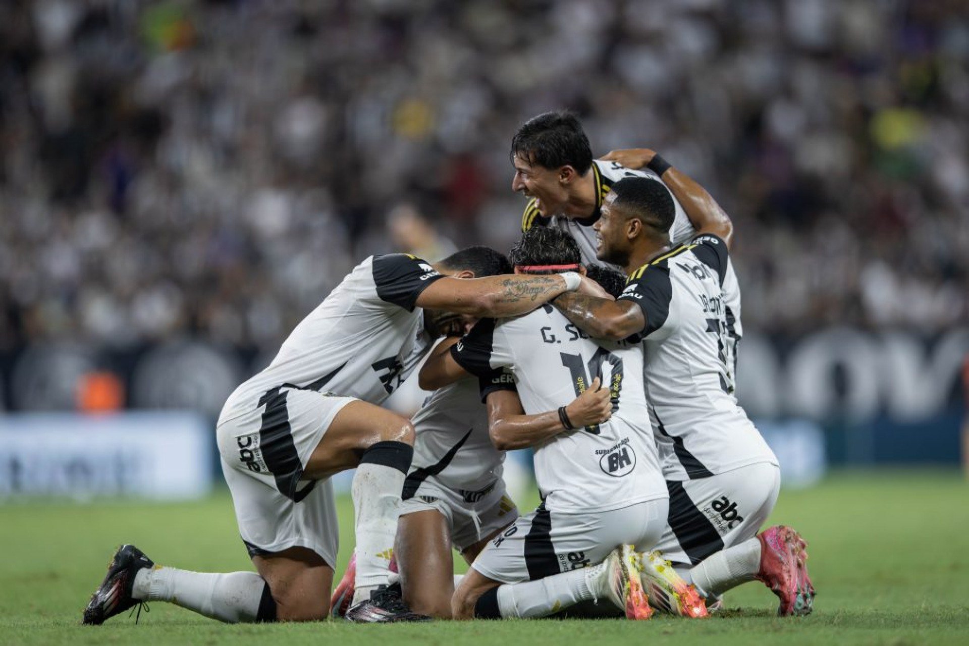 Atlético-MG vence o invicto Ceará em casa e sobe 4 posições na tabela do Brasileirão