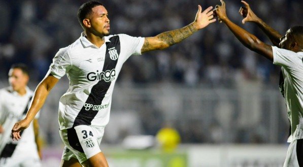 Imagem de jogador da Ponte Preta comemorando