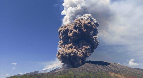 Vulcão Etna entra em erupção e assusta turistas na Itália; veja vídeo e situação atual